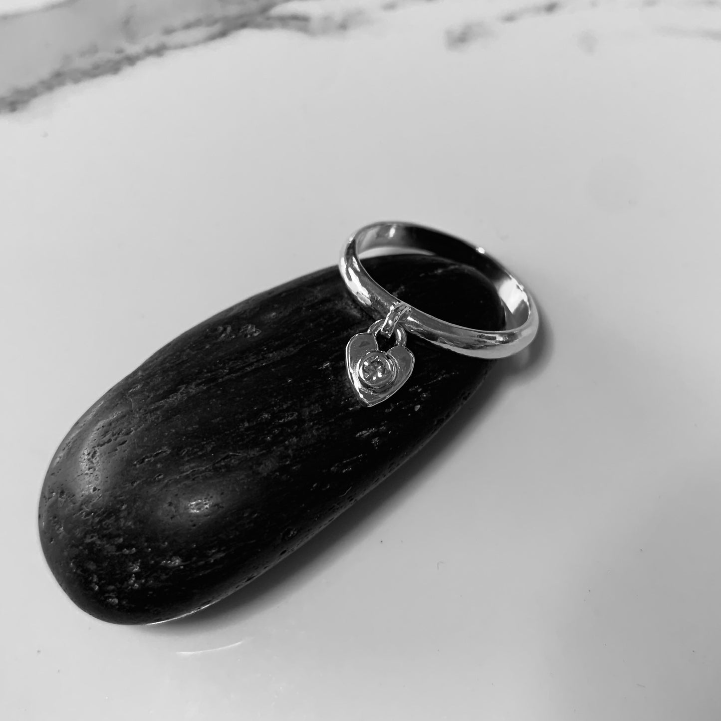 Charm Ring Heart with 2.5mm, 0.06ct. Diamond